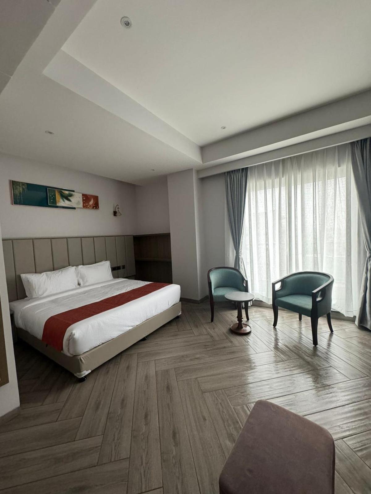 De Crown Inn Jogikuti Εξωτερικό φωτογραφία